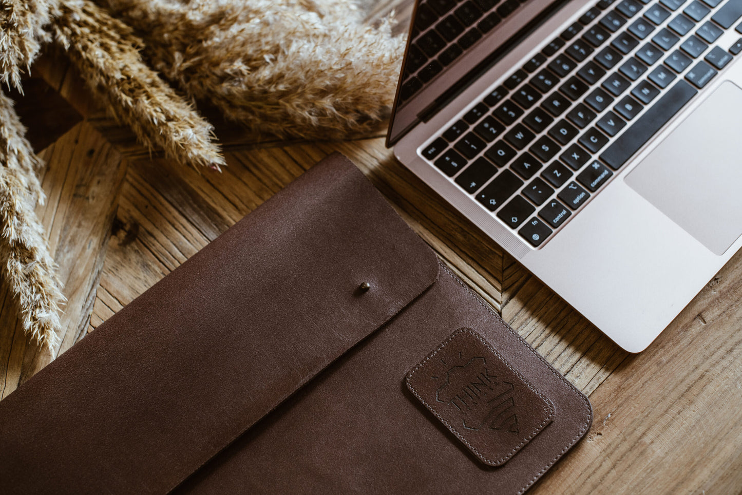 Skórzany pokrowiec z klapą na MacBook 13" Pro/Air - ciemny brąz-0